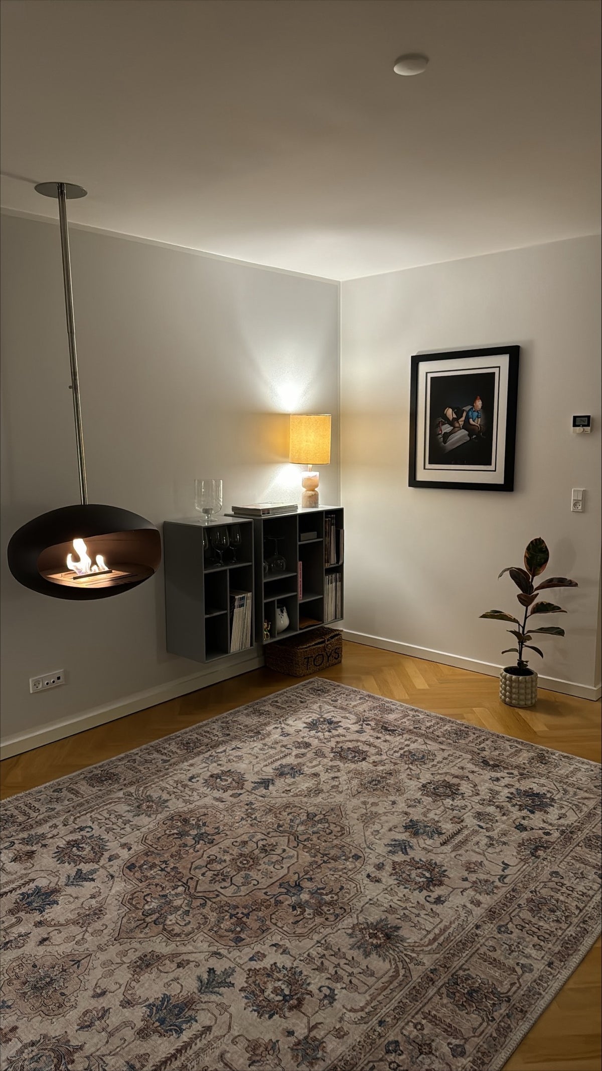 Cocoon Aeris Black Bioethanol Fireplace with Steel Mount shown in a room setting